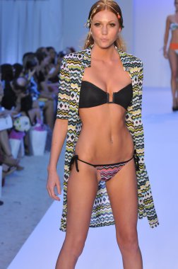 Miami - 20 Temmuz: modeli pist yürür poco pano yüzmek için 20 Temmuz 2012 mercedes-benz yüzmek moda haftası sırasında 2013 ilkbahar yaz koleksiyonu miami, fl