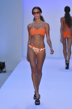 Miami - 20 Temmuz: modeli pist yürür poco pano yüzmek için 20 Temmuz 2012 mercedes-benz yüzmek moda haftası sırasında 2013 ilkbahar yaz koleksiyonu miami, fl