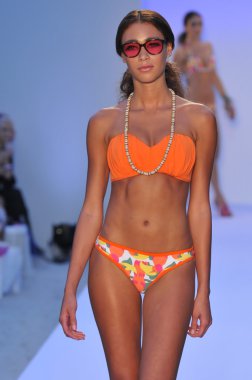 Miami - 20 Temmuz: modeli pist yürür poco pano yüzmek için 20 Temmuz 2012 mercedes-benz yüzmek moda haftası sırasında 2013 ilkbahar yaz koleksiyonu miami, fl