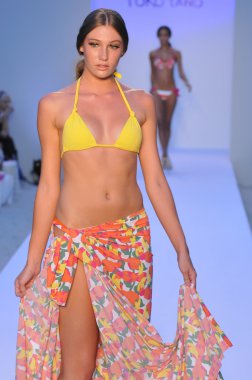 Miami - 20 Temmuz: modeli pist yürür poco pano yüzmek için 20 Temmuz 2012 mercedes-benz yüzmek moda haftası sırasında 2013 ilkbahar yaz koleksiyonu miami, fl
