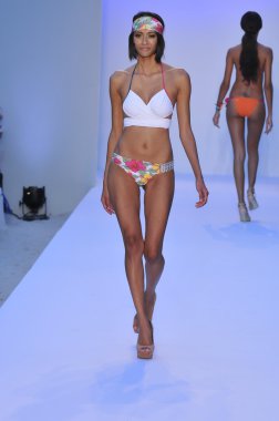 Miami - 20 Temmuz: modeli pist yürür poco pano yüzmek için 20 Temmuz 2012 mercedes-benz yüzmek moda haftası sırasında 2013 ilkbahar yaz koleksiyonu miami, fl