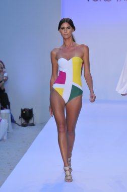 Miami - 20 Temmuz: modeli pist yürür poco pano yüzmek için 20 Temmuz 2012 mercedes-benz yüzmek moda haftası sırasında 2013 ilkbahar yaz koleksiyonu miami, fl