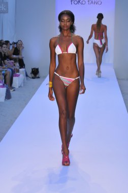 Miami - 20 Temmuz: modeli pist yürür poco pano yüzmek için 20 Temmuz 2012 mercedes-benz yüzmek moda haftası sırasında 2013 ilkbahar yaz koleksiyonu miami, fl