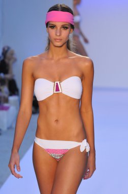 Miami - 20 Temmuz: modeli pist yürür poco pano yüzmek için 20 Temmuz 2012 mercedes-benz yüzmek moda haftası sırasında 2013 ilkbahar yaz koleksiyonu miami, fl