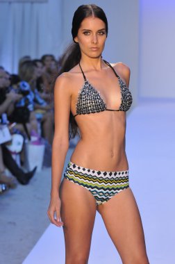 Miami - 20 Temmuz: modeli pist yürür poco pano yüzmek için 20 Temmuz 2012 mercedes-benz yüzmek moda haftası sırasında 2013 ilkbahar yaz koleksiyonu miami, fl