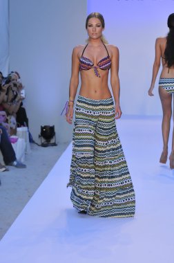 Miami - 20 Temmuz: modeli pist yürür poco pano yüzmek için 20 Temmuz 2012 mercedes-benz yüzmek moda haftası sırasında 2013 ilkbahar yaz koleksiyonu miami, fl