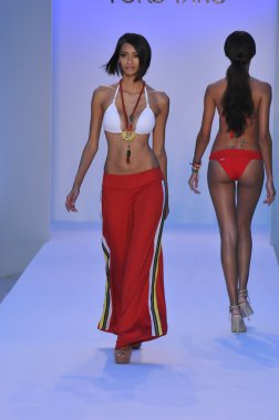 Miami - 20 Temmuz: modeli pist yürür poco pano yüzmek için 20 Temmuz 2012 mercedes-benz yüzmek moda haftası sırasında 2013 ilkbahar yaz koleksiyonu miami, fl