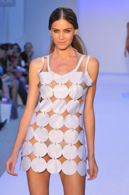 Miami - 20 Temmuz: modeli pist yürür poco pano yüzmek için 20 Temmuz 2012 mercedes-benz yüzmek moda haftası sırasında 2013 ilkbahar yaz koleksiyonu miami, fl