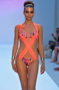 Miami - 21 Temmuz: model di lara miami, mercedes-benz yüzmek moda haftası 21 Temmuz 2012 2013 ilkbahar yaz koleksiyonu için yüzerek agua pist yürür fl