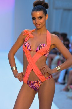 Miami - 21 Temmuz: model di lara miami, mercedes-benz yüzmek moda haftası 21 Temmuz 2012 2013 ilkbahar yaz koleksiyonu için yüzerek agua pist yürür fl