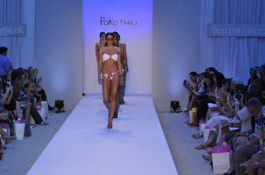 Miami - 20 Temmuz: modeli pist yürür poco pano yüzmek için 20 Temmuz 2012 mercedes-benz yüzmek moda haftası sırasında 2013 ilkbahar yaz koleksiyonu miami, fl