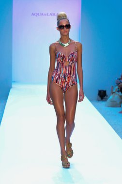 Miami - 21 Temmuz: model di lara miami, mercedes-benz yüzmek moda haftası 21 Temmuz 2012 2013 ilkbahar yaz koleksiyonu için yüzerek agua pist yürür fl