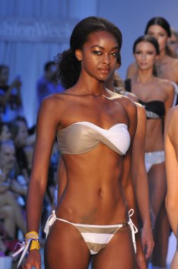 Miami - 20 Temmuz: modeli pist yürür poco pano yüzmek için 20 Temmuz 2012 mercedes-benz yüzmek moda haftası sırasında 2013 ilkbahar yaz koleksiyonu miami, fl