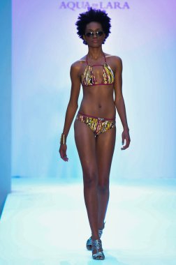 Miami - 21 Temmuz: model di lara miami, mercedes-benz yüzmek moda haftası 21 Temmuz 2012 2013 ilkbahar yaz koleksiyonu için yüzerek agua pist yürür fl
