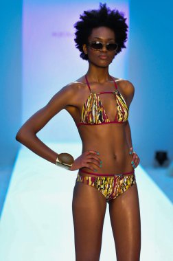 Miami - 21 Temmuz: model di lara miami, mercedes-benz yüzmek moda haftası 21 Temmuz 2012 2013 ilkbahar yaz koleksiyonu için yüzerek agua pist yürür fl