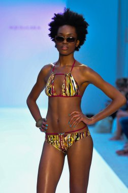 Miami - 21 Temmuz: model di lara miami, mercedes-benz yüzmek moda haftası 21 Temmuz 2012 2013 ilkbahar yaz koleksiyonu için yüzerek agua pist yürür fl