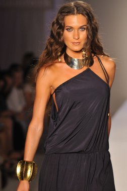 Miami - 20 Temmuz: model yürür pist a vitamini yüzmek koleksiyonu için ilkbahar yaz 2013 mercedes-benz yüzmek moda haftası 20 Temmuz 2012 tarihinde miami, fl