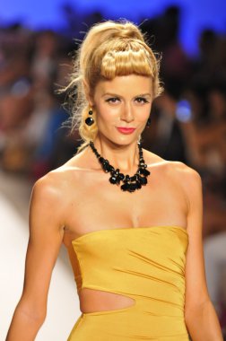 Miami - 20 Temmuz: model yürür nicolita yüzmek koleksiyon ilkbahar yaz 2013 20 Temmuz 2012 mercedes-benz yüzmek moda haftası için pist miami, fl