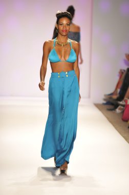 Miami - 20 Temmuz: model yürür nicolita yüzmek koleksiyon ilkbahar yaz 2013 20 Temmuz 2012 mercedes-benz yüzmek moda haftası için pist miami, fl
