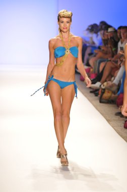 Miami - 20 Temmuz: model yürür nicolita yüzmek koleksiyon ilkbahar yaz 2013 20 Temmuz 2012 mercedes-benz yüzmek moda haftası için pist miami, fl