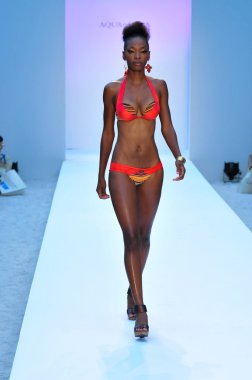 Miami - 21 Temmuz: model di lara miami, mercedes-benz yüzmek moda haftası 21 Temmuz 2012 2013 ilkbahar yaz koleksiyonu için yüzerek agua pist yürür fl