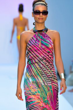 Miami - 21 Temmuz: model di lara miami, mercedes-benz yüzmek moda haftası 21 Temmuz 2012 2013 ilkbahar yaz koleksiyonu için yüzerek agua pist yürür fl