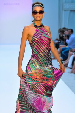 Miami - 21 Temmuz: model di lara miami, mercedes-benz yüzmek moda haftası 21 Temmuz 2012 2013 ilkbahar yaz koleksiyonu için yüzerek agua pist yürür fl