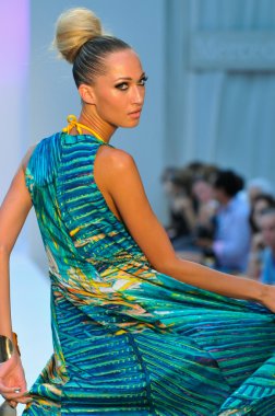 Miami - 21 Temmuz: model di lara miami, mercedes-benz yüzmek moda haftası 21 Temmuz 2012 2013 ilkbahar yaz koleksiyonu için yüzerek agua pist yürür fl