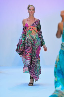 Miami - 21 Temmuz: model di lara miami, mercedes-benz yüzmek moda haftası 21 Temmuz 2012 2013 ilkbahar yaz koleksiyonu için yüzerek agua pist yürür fl