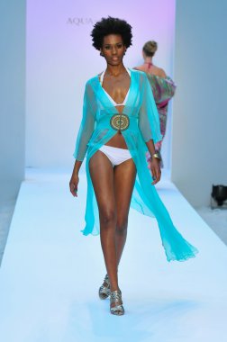 Miami - 21 Temmuz: model di lara miami, mercedes-benz yüzmek moda haftası 21 Temmuz 2012 2013 ilkbahar yaz koleksiyonu için yüzerek agua pist yürür fl
