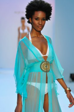 Miami - 21 Temmuz: model di lara miami, mercedes-benz yüzmek moda haftası 21 Temmuz 2012 2013 ilkbahar yaz koleksiyonu için yüzerek agua pist yürür fl
