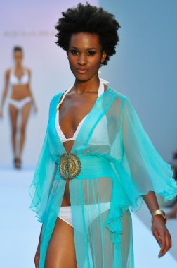 Miami - 21 Temmuz: model di lara miami, mercedes-benz yüzmek moda haftası 21 Temmuz 2012 2013 ilkbahar yaz koleksiyonu için yüzerek agua pist yürür fl