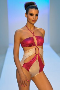 Miami - 21 Temmuz: model di lara miami, mercedes-benz yüzmek moda haftası 21 Temmuz 2012 2013 ilkbahar yaz koleksiyonu için yüzerek agua pist yürür fl
