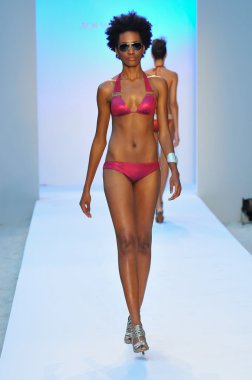 Miami - 21 Temmuz: model di lara miami, mercedes-benz yüzmek moda haftası 21 Temmuz 2012 2013 ilkbahar yaz koleksiyonu için yüzerek agua pist yürür fl
