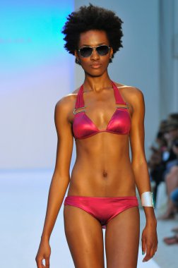 Miami - 21 Temmuz: model di lara miami, mercedes-benz yüzmek moda haftası 21 Temmuz 2012 2013 ilkbahar yaz koleksiyonu için yüzerek agua pist yürür fl