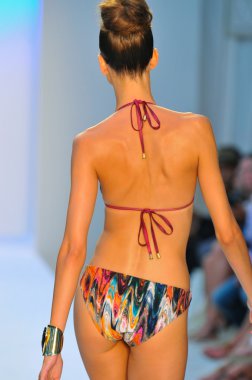 Miami - 21 Temmuz: model di lara miami, mercedes-benz yüzmek moda haftası 21 Temmuz 2012 2013 ilkbahar yaz koleksiyonu için yüzerek agua pist yürür fl