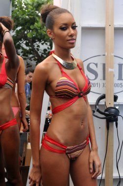 Miami - 21 Temmuz: model alır hazır sahne arkasında di lara mı mercedes-benz yüzmek moda haftası 21 Temmuz 2012 2013 ilkbahar yaz koleksiyonu için yüzerek agua,