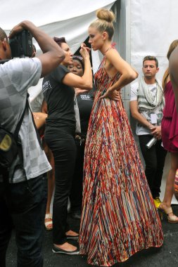Miami - 21 Temmuz: model alır hazır sahne arkasında di lara mı mercedes-benz yüzmek moda haftası 21 Temmuz 2012 2013 ilkbahar yaz koleksiyonu için yüzerek agua,