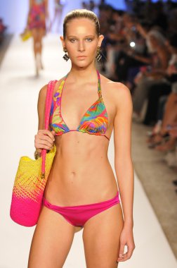 Miami - 21 Temmuz: model yürür pist caffe mayo koleksiyonu için ilkbahar yaz 2013 mercedes-benz yüzmek moda haftası 21 Temmuz 2012 tarihinde miami, fl