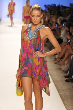 Miami - 21 Temmuz: model yürür pist caffe mayo koleksiyonu için ilkbahar yaz 2013 mercedes-benz yüzmek moda haftası 21 Temmuz 2012 tarihinde miami, fl