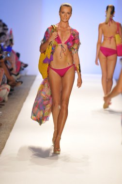 Miami - 21 Temmuz: model yürür pist caffe mayo koleksiyonu için ilkbahar yaz 2013 mercedes-benz yüzmek moda haftası 21 Temmuz 2012 tarihinde miami, fl