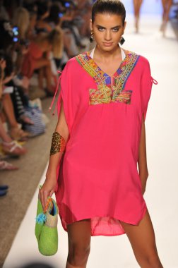 Miami - 21 Temmuz: model yürür pist caffe mayo koleksiyonu için ilkbahar yaz 2013 mercedes-benz yüzmek moda haftası 21 Temmuz 2012 tarihinde miami, fl