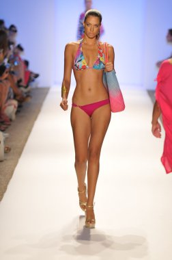 Miami - 21 Temmuz: model yürür pist caffe mayo koleksiyonu için ilkbahar yaz 2013 mercedes-benz yüzmek moda haftası 21 Temmuz 2012 tarihinde miami, fl