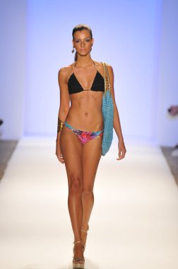 Miami - 21 Temmuz: model yürür pist caffe mayo koleksiyonu için ilkbahar yaz 2013 mercedes-benz yüzmek moda haftası 21 Temmuz 2012 tarihinde miami, fl