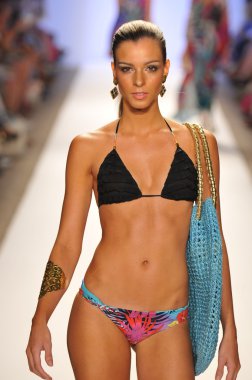 Miami - 21 Temmuz: model yürür pist caffe mayo koleksiyonu için ilkbahar yaz 2013 mercedes-benz yüzmek moda haftası 21 Temmuz 2012 tarihinde miami, fl