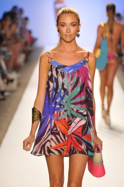 Miami - 21 Temmuz: model yürür pist caffe mayo koleksiyonu için ilkbahar yaz 2013 mercedes-benz yüzmek moda haftası 21 Temmuz 2012 tarihinde miami, fl