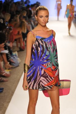 Miami - 21 Temmuz: model yürür pist caffe mayo koleksiyonu için ilkbahar yaz 2013 mercedes-benz yüzmek moda haftası 21 Temmuz 2012 tarihinde miami, fl
