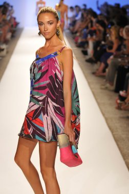 Miami - 21 Temmuz: model yürür pist caffe mayo koleksiyonu için ilkbahar yaz 2013 mercedes-benz yüzmek moda haftası 21 Temmuz 2012 tarihinde miami, fl