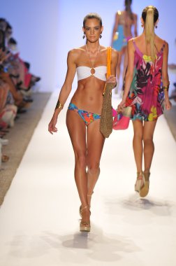 Miami - 21 Temmuz: model yürür pist caffe mayo koleksiyonu için ilkbahar yaz 2013 mercedes-benz yüzmek moda haftası 21 Temmuz 2012 tarihinde miami, fl