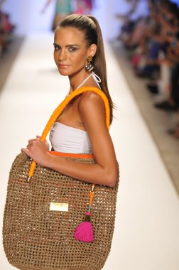 Miami - 21 Temmuz: model yürür pist caffe mayo koleksiyonu için ilkbahar yaz 2013 mercedes-benz yüzmek moda haftası 21 Temmuz 2012 tarihinde miami, fl